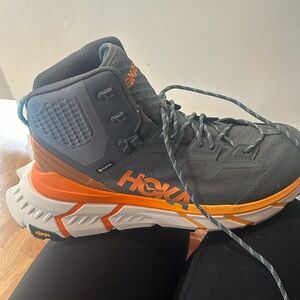 HOKA size 10.5 Gortex tennine hike